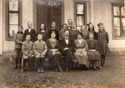 Juniorf�reningen i Brotorp. B�rjan av 1920-talet.St�ende l�ngst bak Erik Larsson Hallsberg. St�ende fr�n v�nster nummer 2 Bertil Larsson Hallsberg. Nummer tre Anna Greta Pettersson Andersson, Brohyttan ,nummer 8 Ingrid Larsson Eriksson Hallsberg - klicka f�r att f�rstora