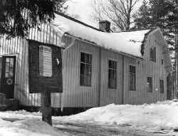 Dormens baptistkapell Betel flyttades fr�n Edsberg 1920 men har byggts om och moderniserats i omg�ngar. - klicka f�r att f�rstora