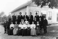 En grupp m�nniskor, troligen fr�n en Bl�bandsf�rening, st�r framf�r missionshuset i Lanna. Mannen till h�ger �r pastor Edlund i Vintrosa - klicka f�r att f�rstora
