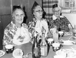 Tre glada tanter på kräftskiva - klicka för att förstora