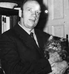 Lokalredaktör Edvin Lindholm med sin katt - klicka för att förstora