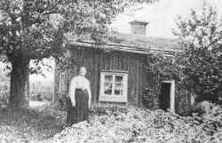 Västanby soldattorp med soldatänkan Lovias Wester omkring 1910. - klicka för att förstora