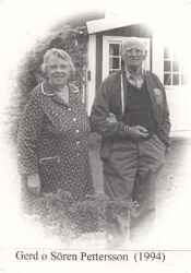 Gerd och S�ren Pettersson framf�r sin sommarstuga - klicka f�r att f�rstora