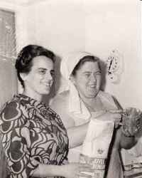 Två glada damer i köket under Torpkonferensen - klicka för att förstora