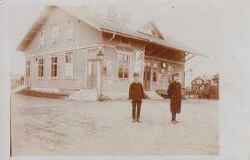 Kvistbro stationshus i början av 1900-talet med två järnvägsanställda. - klicka för att förstora