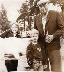 John Stomberg med barnbarn - klicka för att förstora