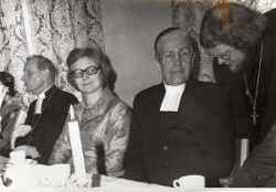 Hidinge församlingshem inviges. Biskop Åke Kastlund till vänster, fru Ethel Kastlund, Bertil Eriksson, Orvar Pettersson - klicka för att förstora