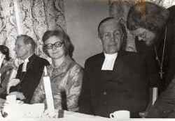 Hidinge f�rsamlingshem inviges. Biskop �ke Kastlund till v�nster, fru Ethel Kastlund, Bertil Eriksson, Orvar Pettersson - klicka f�r att f�rstora