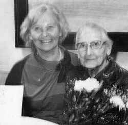 Från vänster Landshövding Elvy Ohlsson och 100-åriga Hanna Karlsson - klicka för att förstora