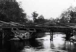 Bron över Svartån vid Kvistbro. Namnet lär ha kommit av att det nedanför kyrkan vid Svartån fanns ett vadställe som ersattes av en slags bro av kvistar över ån. - klicka för att förstora