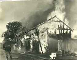 Brandman släcker en brand i en ladugård i Gropen 1963 - klicka för att förstora