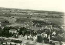 Flygfoto över Fjugesta med järnvägen i förgrunden taget efter 1937 då järnvägen och elektrifierades - klicka för att förstora