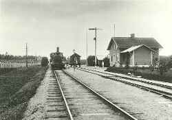 Gropens järnvägsstation 1910 med tåg inne - klicka för att förstora