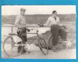 Två män med cyklar på en bro - klicka för att förstora