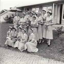 De första eleverna vid barnsköterskeskolan vid Bredablick tar examen 1956. - klicka för att förstora