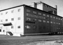 Örebro läns lantmäns centralförenings magasin vid järnvägen i Fjugesta. Byggnaden innehöll även lokaler för jordbrukskassan men revs under 1970- eller 1980-talet. - klicka för att förstora