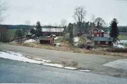 Gård på västra sidan av vägen vid Sörby i Edsberg - klicka för att förstora