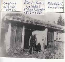 Karl Johan Olsson som kallades Kul-Johan vid sin stuga i Klunkhyttan. Han var ett original som var gårdfarihandlare och levde under 1839-1921 - klicka för att förstora