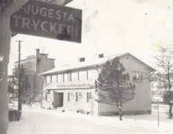 Fjugesta Tryckeri fanns i samma lokaler som NA 1944-1960. Till h�ger syns Handelsbankens kontor i Fjugesta och till v�nster Lantm�nnens stora silo - klicka f�r att f�rstora