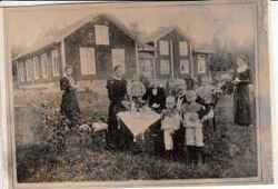 Familjen Alfred Kjellander framf�r Mullhyttans gamla skola - klicka f�r att f�rstora