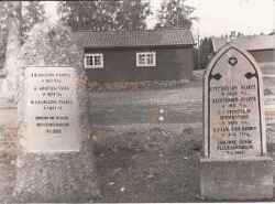 Kvistbro församlingsgård och gravstenarna från Svartåolyckan 1889 - klicka för att förstora