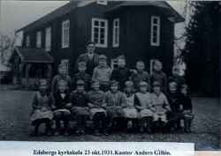 Läraren och kantorn Anders Gillén med elever i Edsbergs kyrkskola 1931. - klicka för att förstora