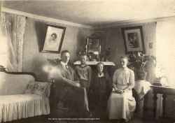 Erik, Bertil, Ingrid och Greta Larsson i Hallsbergs Norrgård 1918. - klicka för att förstora