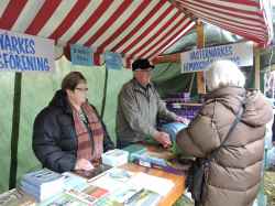 Iris och Leif Sernander vid kaffe- och bokdisk p� Sannamarkn - klicka f�r att f�rstora