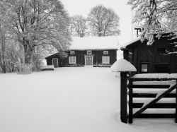 Komministerg�rden Snarve i vinterdr�kt - klicka f�r att f�rstora