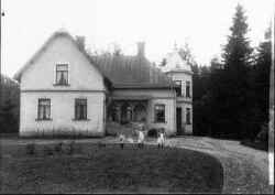 Joel Ekelunds gamla villa Eketäppan låg där Vårdcentralen i Fjugesta nu ligger - klicka för att förstora