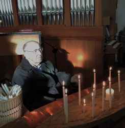 Bengt Karlsson, Holmetorp, Hidinge tänder ett ljus i Knista kyrka som minne efter sin avlidna hustru. - klicka för att förstora