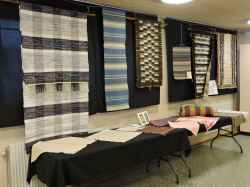 Bild fr�n Fjugesta v�vstugas utst�llning i VHF:s arkiv h�sten 2015 - klicka f�r att f�rstora