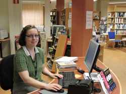 Bibliotekarie Linda Granebo vid Lekebergs kommunbibliotek. - klicka f�r att f�rstora