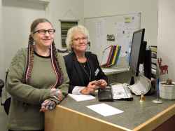 Två receptionister vid Lekebergs kommunkontor, fr.v Eva - Lena Gustafsson   och   Anita Jansson. - klicka för att förstora