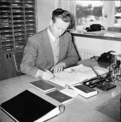 Rektor Harald Dagman, Skolkansliet Fjugesta. Rekor Dagman  var anställd 1946-1959 - klicka för att förstora