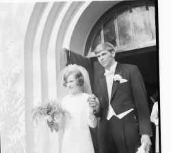 Lennart Erikssons och Carin Reinestams bröllop 1968 i Knista kyrka - klicka för att förstora