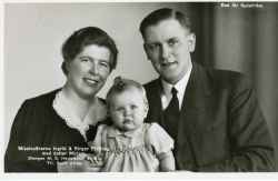 Familjen Fintling p� ett vykort sannolikt fr�n 1930-talet. Mission�rspar med uppgift i Sydafrika. - klicka f�r att f�rstora