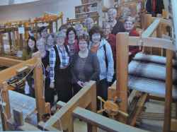 Deltagare i den ideella f�reningen Fjugesta V�vstuga. F�reningen har funnits i mer �n 30 �r. F.n. �r de trettio
 v�vstolarna placerade i  Rullgardinfabrikens gamla lokaler p� Storgatan i Fjugesta. Kontaktperson �r Ingrid
Thorin som syns i fr�mre raden l�ngst fram. - klicka f�r att f�rstora