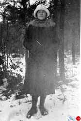 Elsa Eriksson i H�lltorp i vinterkl�der. Bilden kan vara tagen p� samma plats som bilden p� Anny Wollin. - klicka f�r att f�rstora