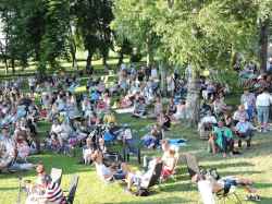 Årets Torpkonferens hade  enl uppgift  mer än 10000 besökare. De som inte fick plats i gudstjänstladan lyssnade i parken utanför. - klicka för att förstora