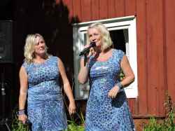 Systrarna K från Askersund underhöll på Snarvedagen 14 augusti 2016. - klicka för att förstora