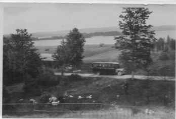 Ett picknick- sllskap  p oknd plats vid en sj  en sommardag 1931.  - klicka fr att frstora