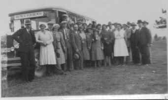 Ett ok�nt s�llskap p� bussresa 1931. - klicka f�r att f�rstora