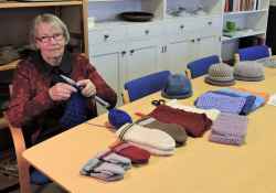 Ingrid Andersson, T�nger�sa deltog i Arkivens dag 2016 med uppvisning av egna stickade m�ssor, vantar och halsdukar.  - klicka f�r att f�rstora