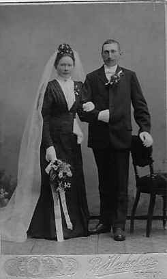 Bilden föreställer  Agnes Lantz och Gustaf Hallbloms bröllopsfoto. - klicka för att förstora