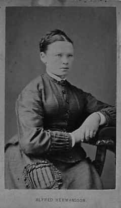Bilden föreställer Augusta Sjöberg, Sven Lantz farmor, född 1859 i Hidinge död 1943 i Lanna. Gift med
Karl Johan Lantz 1859-1933 - klicka för att förstora