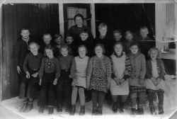 Hidinge gamla skola omkring 1940 - klicka f�r att f�rstora