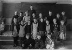 Vretalunds skola, Hidinge  1937. Sven Lantz f. 1929 sitter rad ett i mitten. - klicka för att förstora