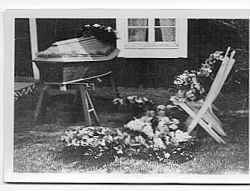 En  enkel jordf�stningsakt efter KJ Lantz i Lanna 1933

 - klicka f�r att f�rstora