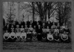 Ett 40-tal konfirmander med pr�st samlade utanf�r Hidinge kyrka.  Ok�nt namn och tid. - klicka f�r att f�rstora